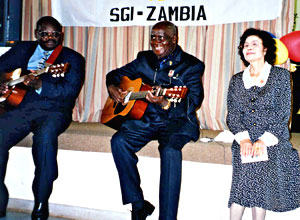 Dr. Kaunda entertaining SGI-Zambia members at their Lusaka culture center