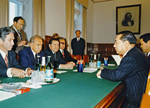 Ikeda y el premier soviético Aleksey Kosygin, Kremlin, Moscú, 1974