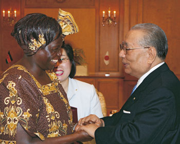 Reunión de la Dra. Maathai con el Presidente de la SGI Ikeda en Tokio, febrero de 2005