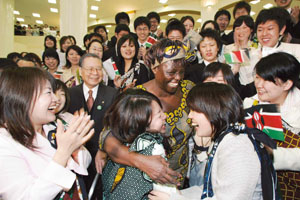 Reunión de la Dra. Maathai con estudiantes, Universidad Soka, Tokio, febrero de 2005