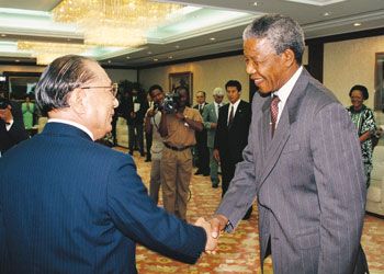 El presidente de la SGI, Daisaku Ikeda, da la bienvenida a Nelson Mandela (Tokio, octubre 1990)