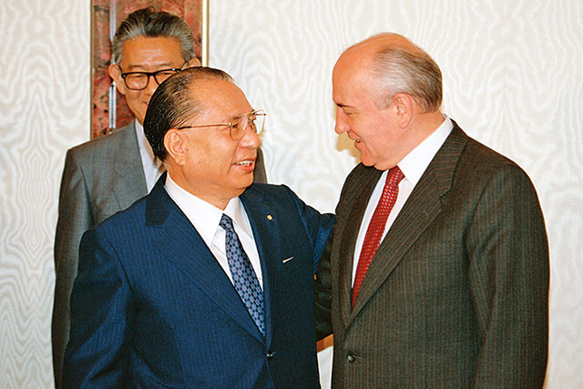 Daisaku Ikeda y el presidente soviético Mijaíl Gorbachov se reúnen por primera vez (en el Kremlin de Moscú, en julio de 1990)