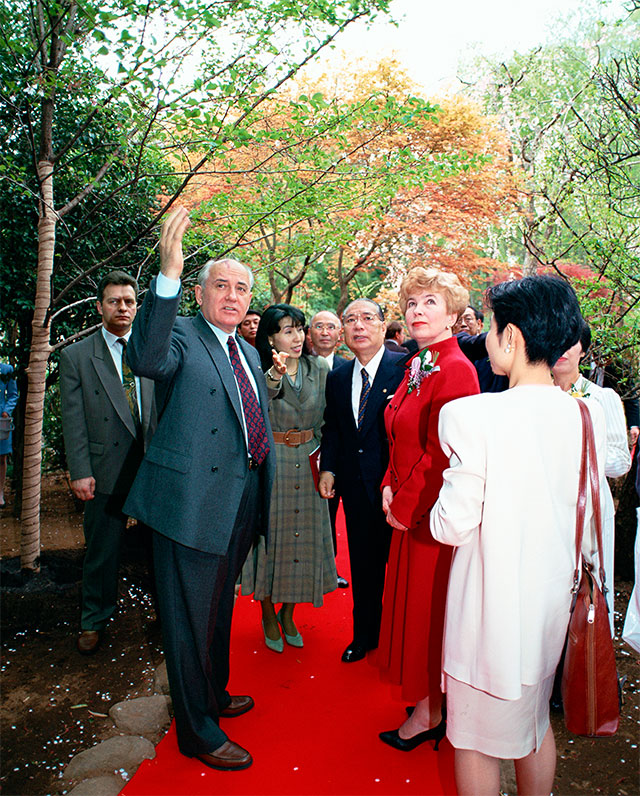 El ex presidente soviético Mijaíl Gorbachov y la Sra. Gorbachov en Japón (Universidad de Soka, Tokio, abril de 1993)