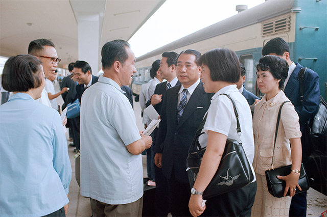 Ikeda con su esposa, Kaneko, deteniéndose en la estación de Guangzhou durante su primera visita a China (mayo de 1974)
