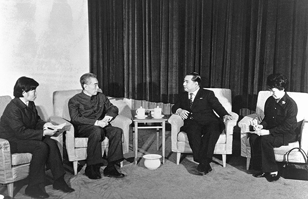 Encuentro con el primer ministro Zhou Enlai. De izquierda a derecha: Lin Liyun (intérprete del premier), Zhou Enlai, Daisaku Ikeda y Kaneko Ikeda