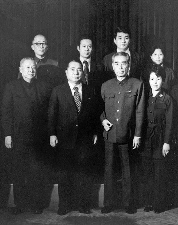 Fotomontaje conmemorativo oficial con el primer ministro Zhou (primera fila, 2º por la derecha), flanqueado a la izquierda por Ikeda y a su derecha por la esposa de Ikeda, Kaneko