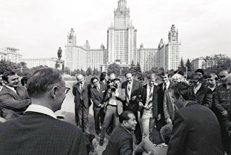 Con estudiantes de la Universidad Estatal de Moscú (1974)