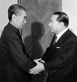 Aunque muy enfermo, el primer ministro chino Zhou Enlai insistió en conocer a Ikeda (1974).