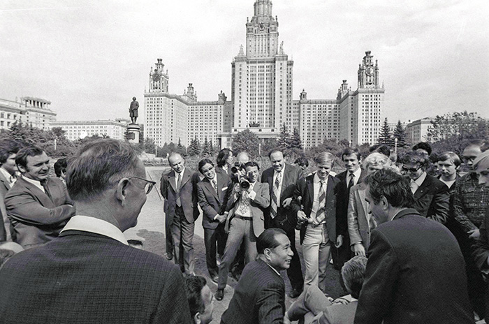 Con estudiantes de la Universidad Estatal de Moscú (1974)