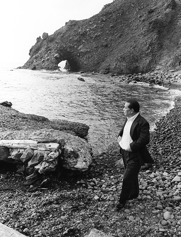 Ikeda recorre Atsuta, la tierra natal de su maestro Josei Toda quien expuso por primera vez el concepto de la “revolución humana”. (Hokkaido, Japón, octubre de 1977)