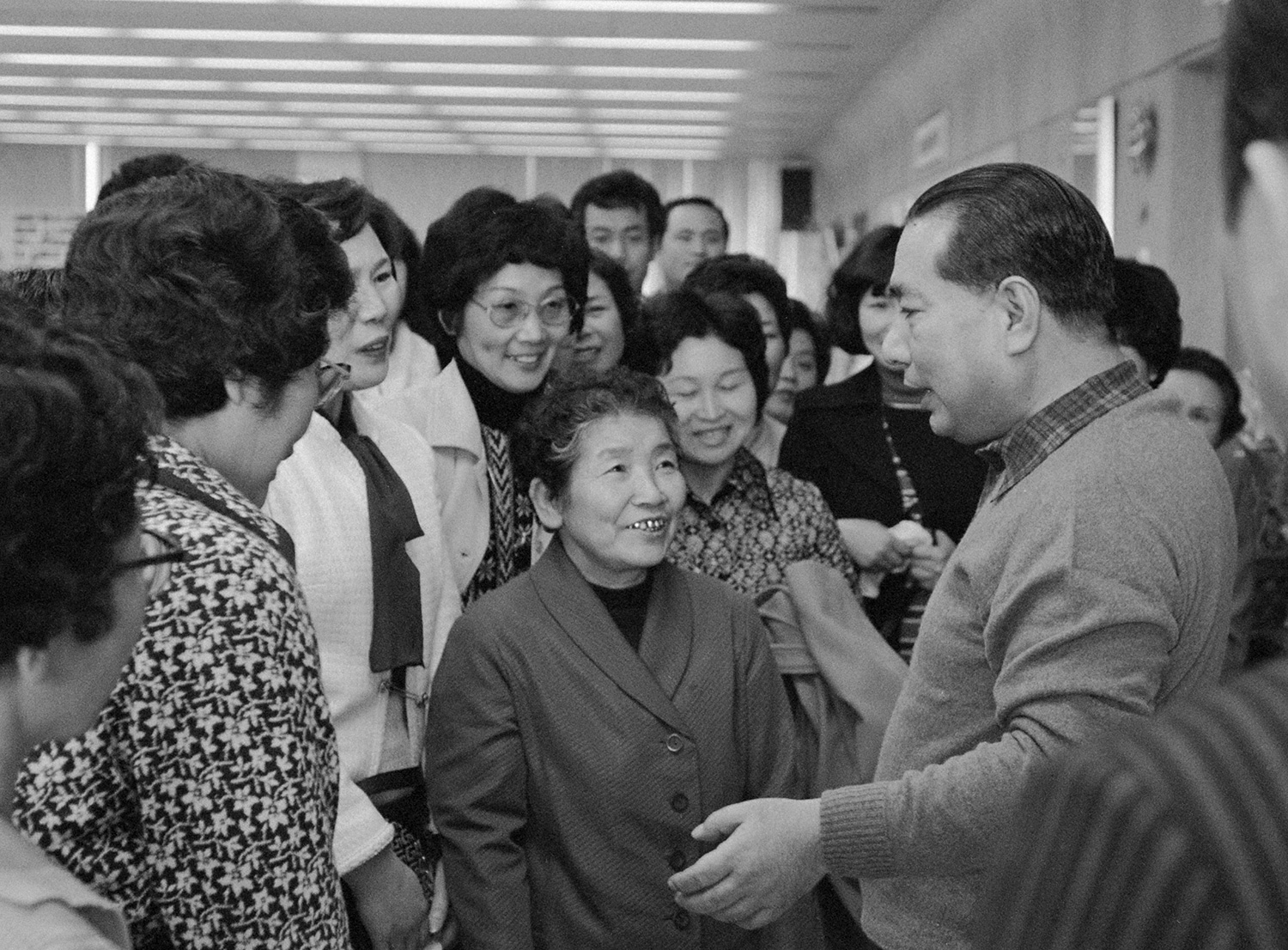 Ikeda con los miembros de la Soka Gakkai en Tokio (marzo de 1979)