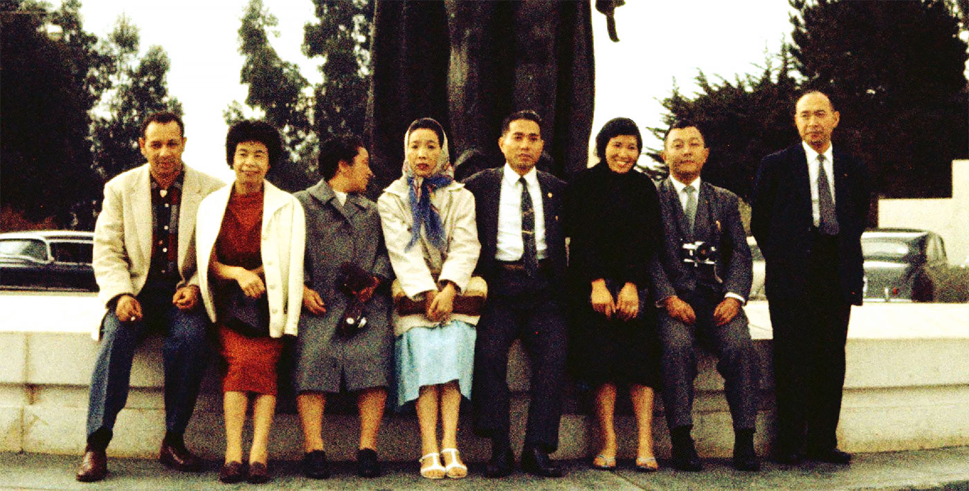 Ikeda (en el centro) y miembros de la Soka Gakkai en la Torre Coit, San Francisco, California, octubre de 1960