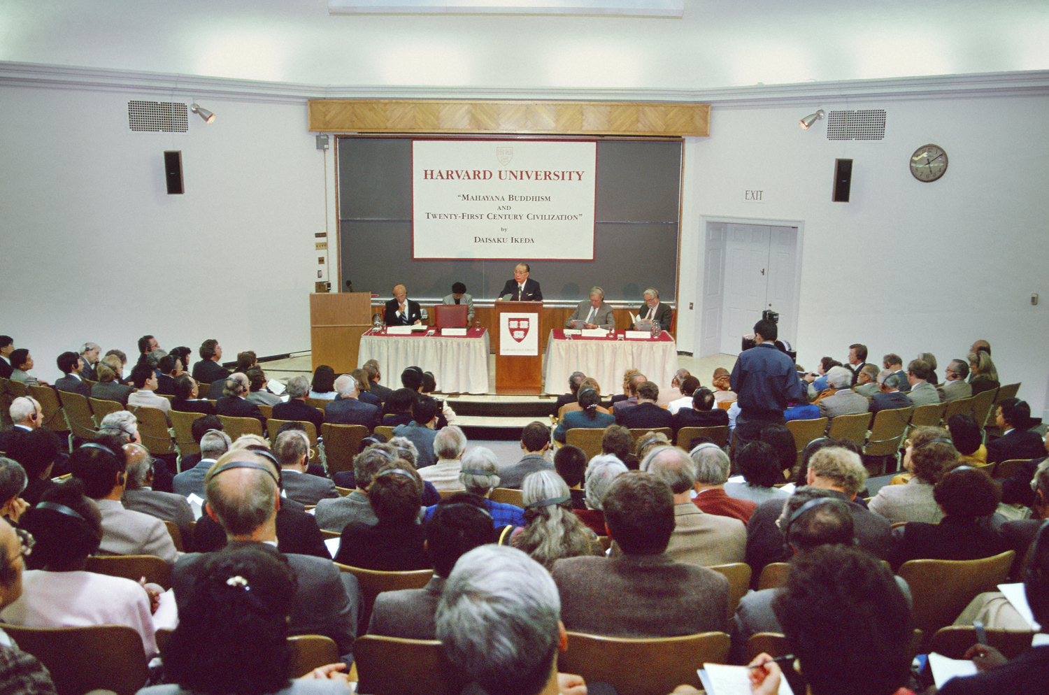 Ikeda ofrece una conferencia «El budismo Mahāyāna y la civilización del siglo XXI» en la Universidad de Harvard (Cambridge, Massachusetts, septiembre de 1993)