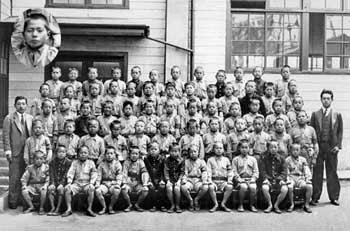 Retrato de Ikeda en la escuela primaria (primera fila, cuarto de la izquierda)