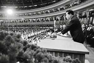 Ikeda hace un llamamiento a restablecer el vínculo entre la China y el Japón en la reunión de estudiantes universitarios de la Soka Gakkai (Tokio, septiembre de 1968)