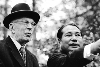 El historiador británico Arnold Toynbee e Ikeda comenzaron su diálogo en Londres en 1972.